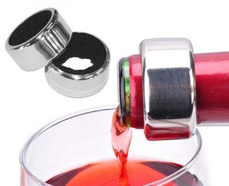 demonstration of how a wine collar works